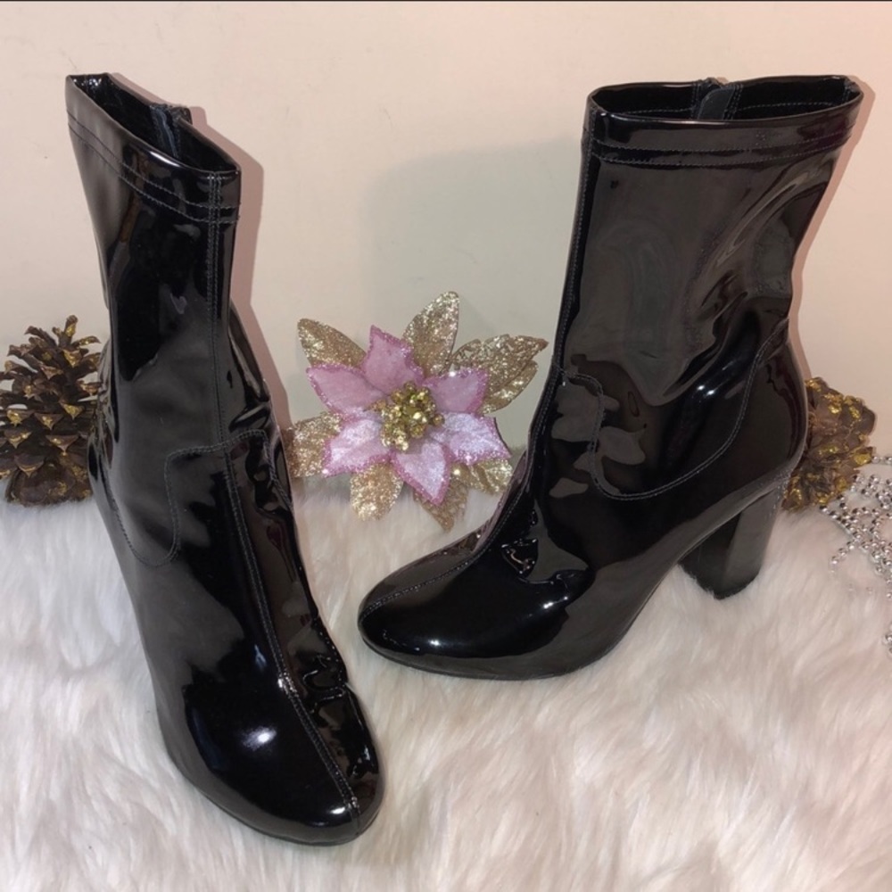 Patent leather shiny heeled boot!